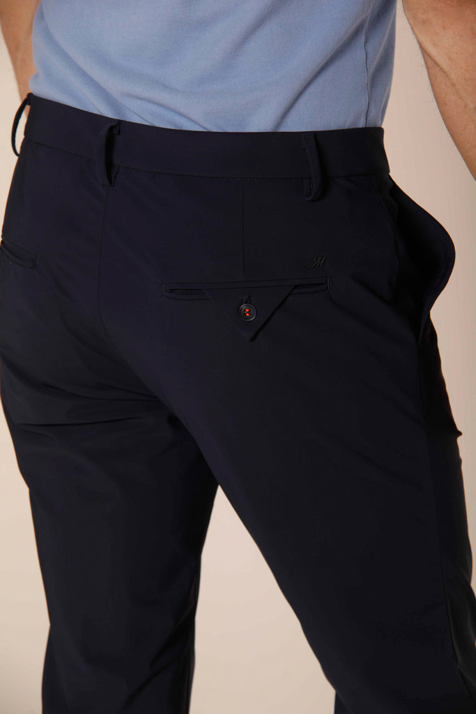Immagine 3 di pantalone chino jogger uomo in jersey super tecnico blu navy modello Milano Style Dynamic di Mason's