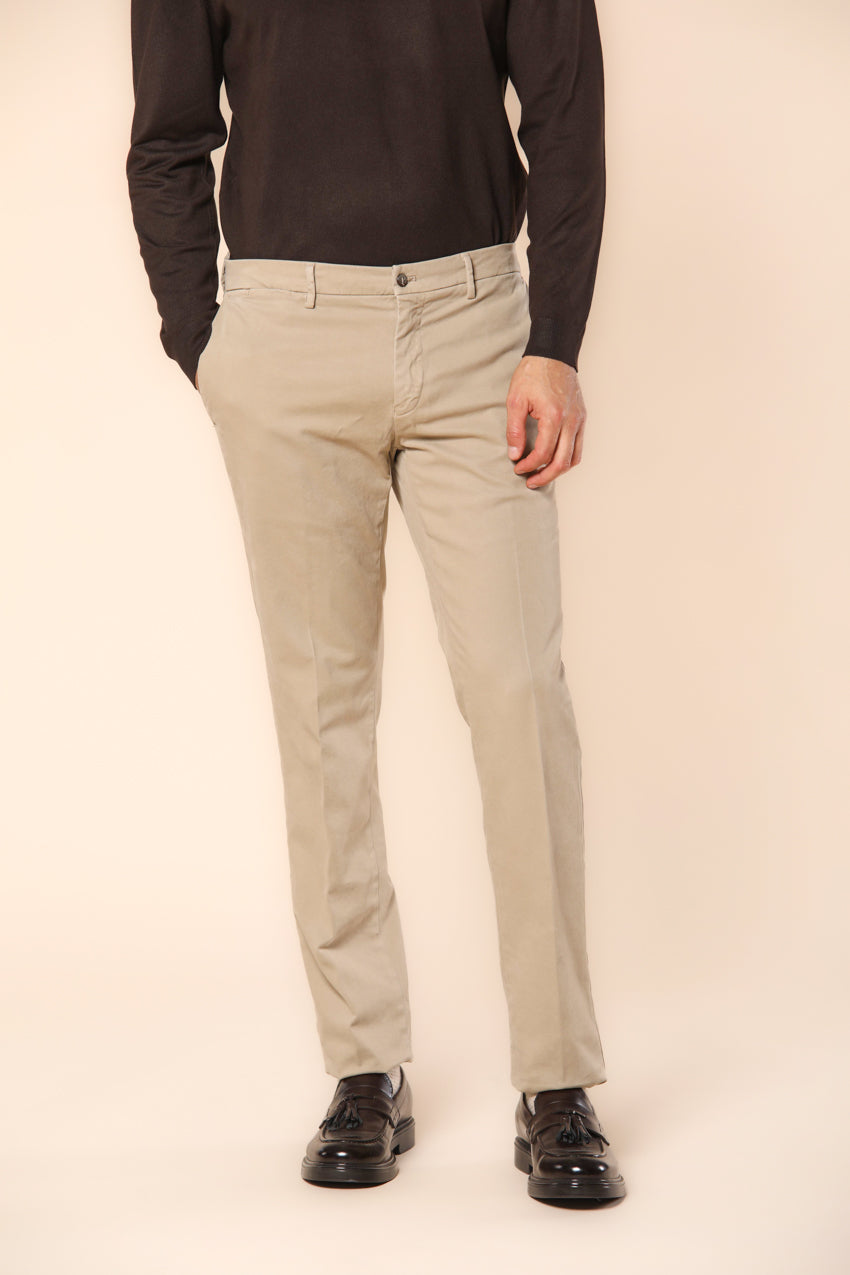 New York pantalón chino de hombre en gabardina elástica de ajuste regular ①