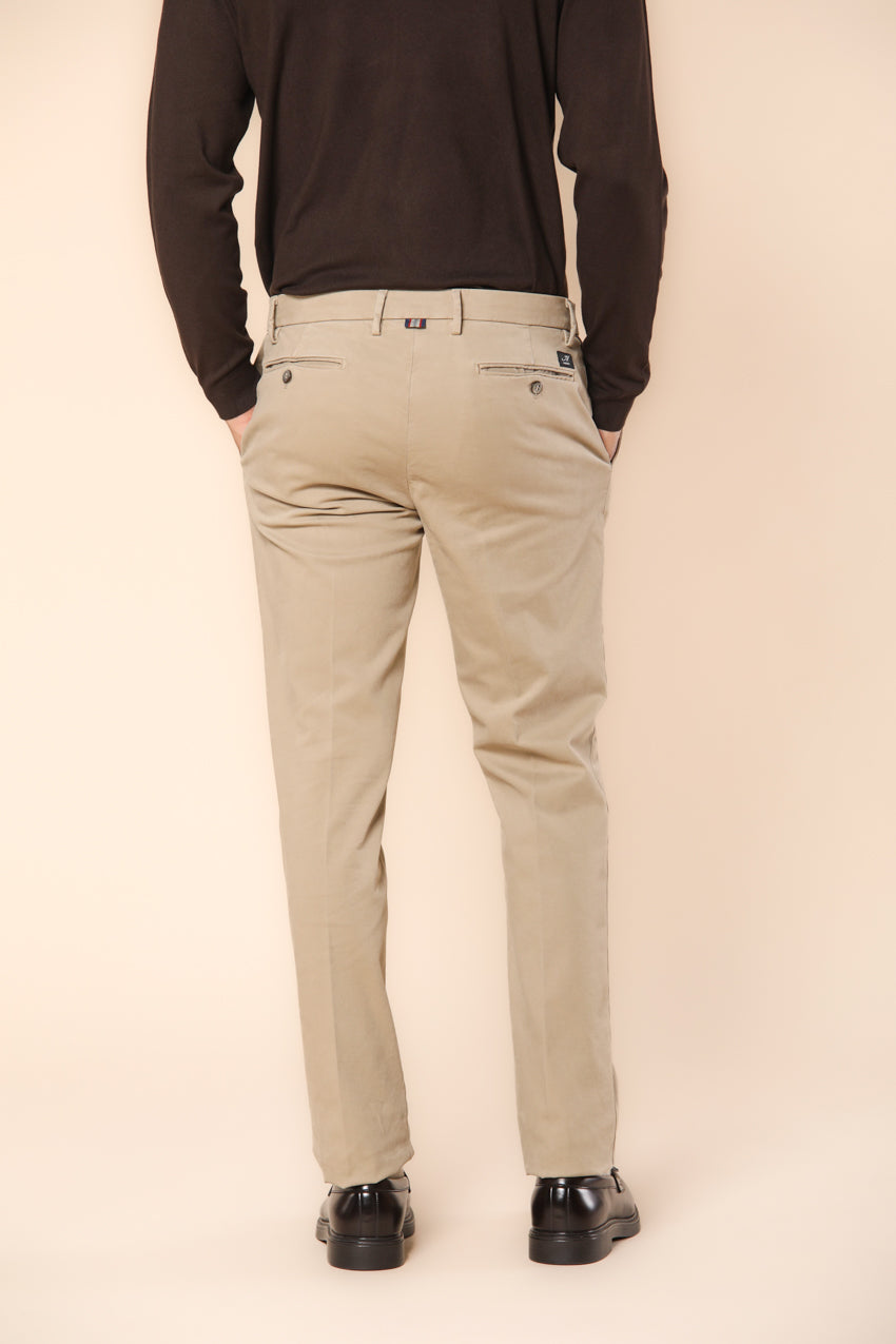 New York pantalón chino de hombre en gabardina elástica de ajuste regular ①