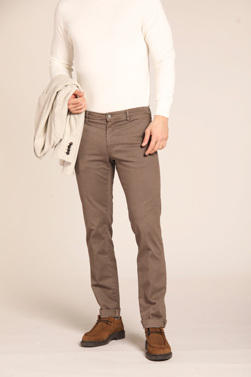 immagine 2 di pantalone chino uomo modello New York, color cacao, fit regular di Mason's