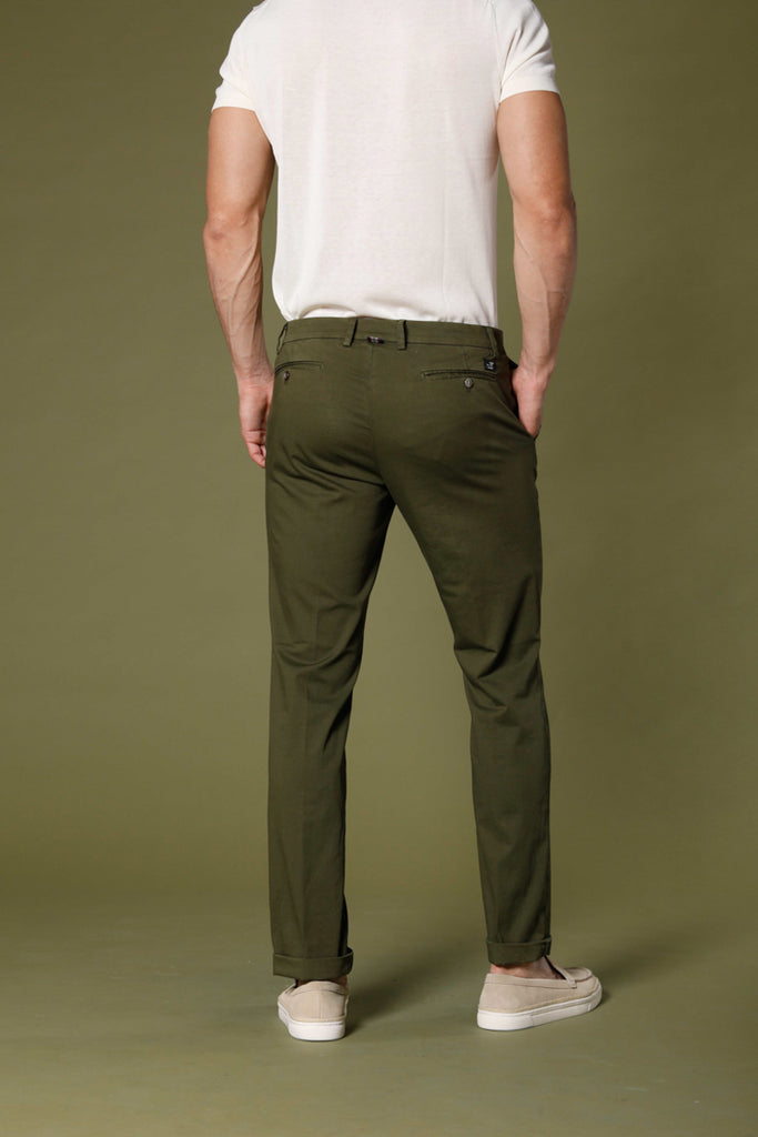 Immagine 2 di pantalone chino da uomo in raso stretch verde modello New York di Mason's