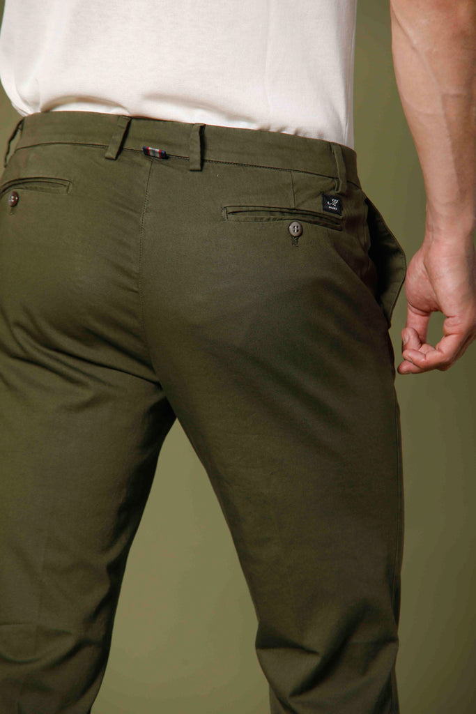 Immagine 3 di pantalone chino da uomo in raso stretch verde modello New York di Mason's
