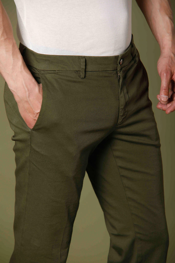 Immagine 4 di pantalone chino da uomo in raso stretch verde modello New York di Mason's