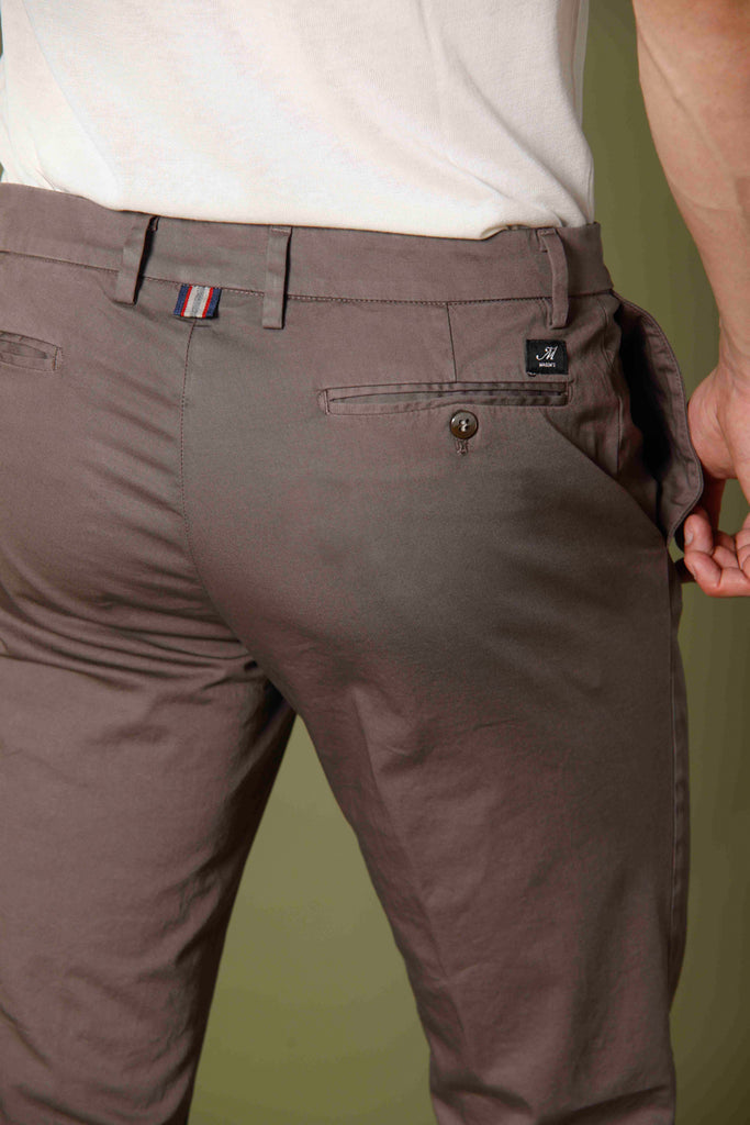 Immagine 3 di pantalone chino uomo in raso stretch marroncino modello New York di Mason's