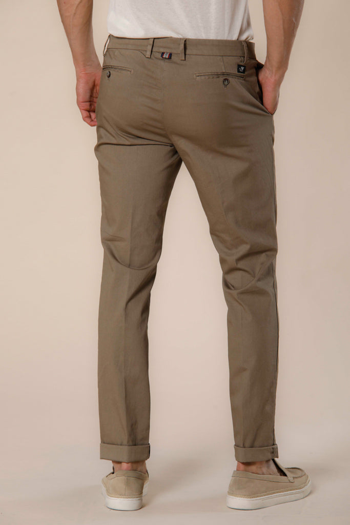 Immagine 3 di pantalone chino uomo in raso stretch color stucco scuro regular