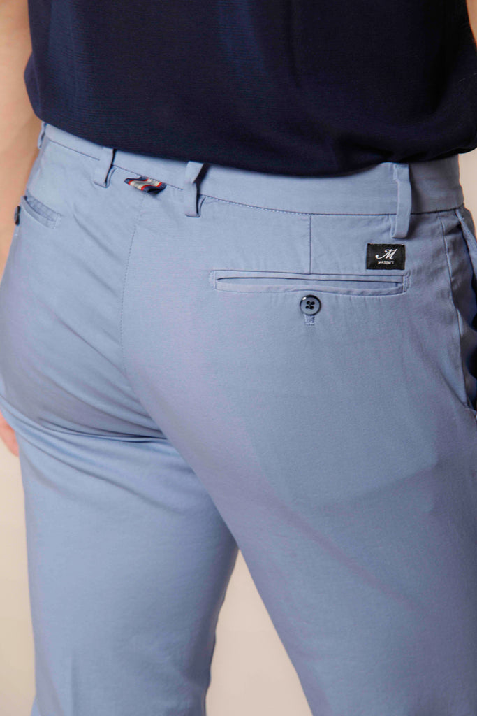 Immagine 2 di pantalone chino da uomo in raso stretch azzurro modello New York di Mason's