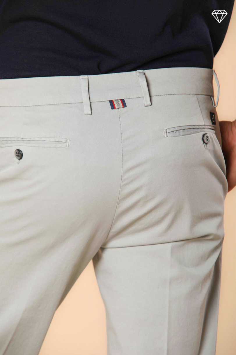 New York pantalón chino hombre en raso elástico regular fit ①