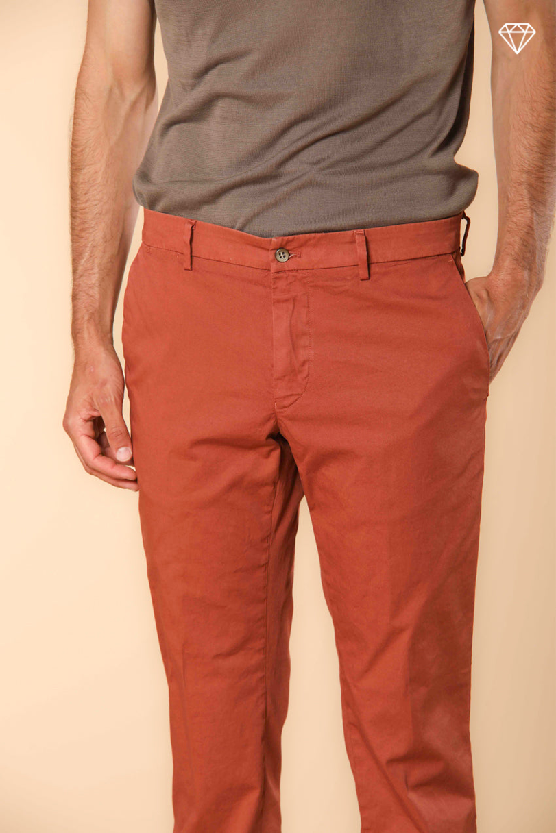 New York pantalón chino hombre en raso elástico regular fit ①