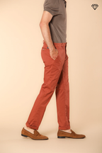 New York pantalón chino hombre en raso elástico regular fit ①