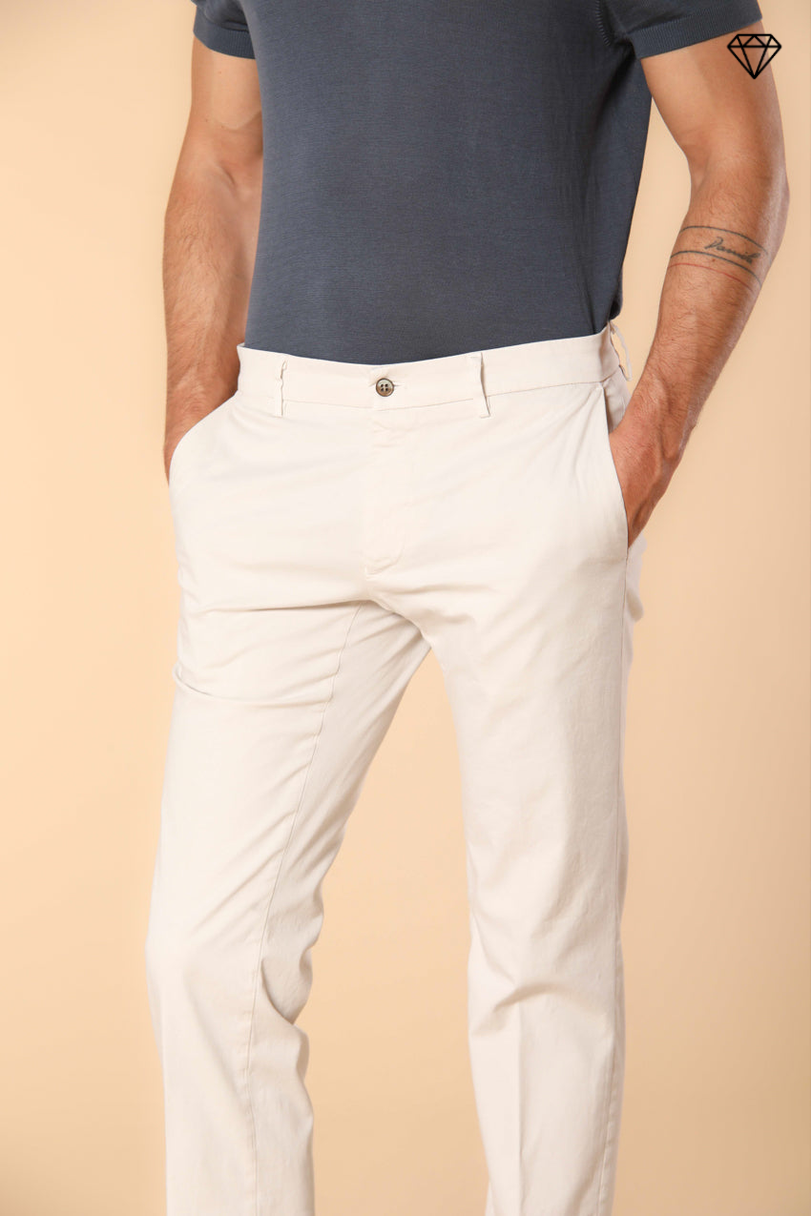 New York pantalón chino hombre en raso elástico regular fit ①