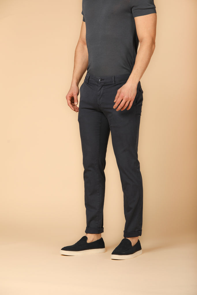 immagine 2 di pantalone chino uomo modello New York City in blu navy regular fit di Mason's