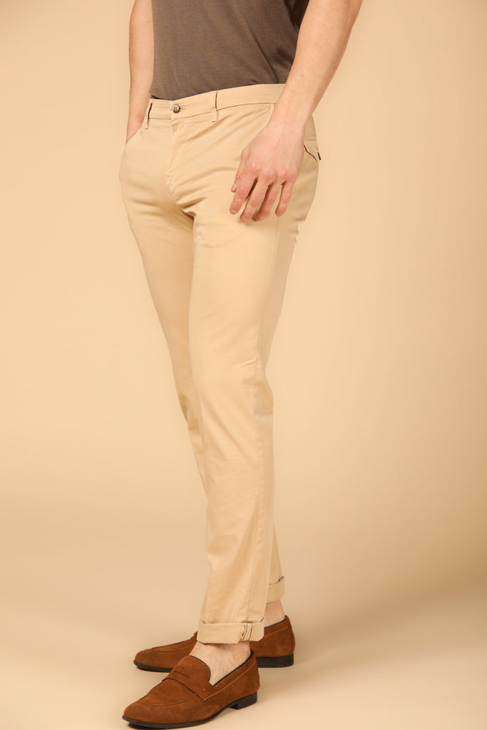 immagine 2 di pantaloni chino uomo modello New York City di colore kaki scuro, regular fit di Mason's