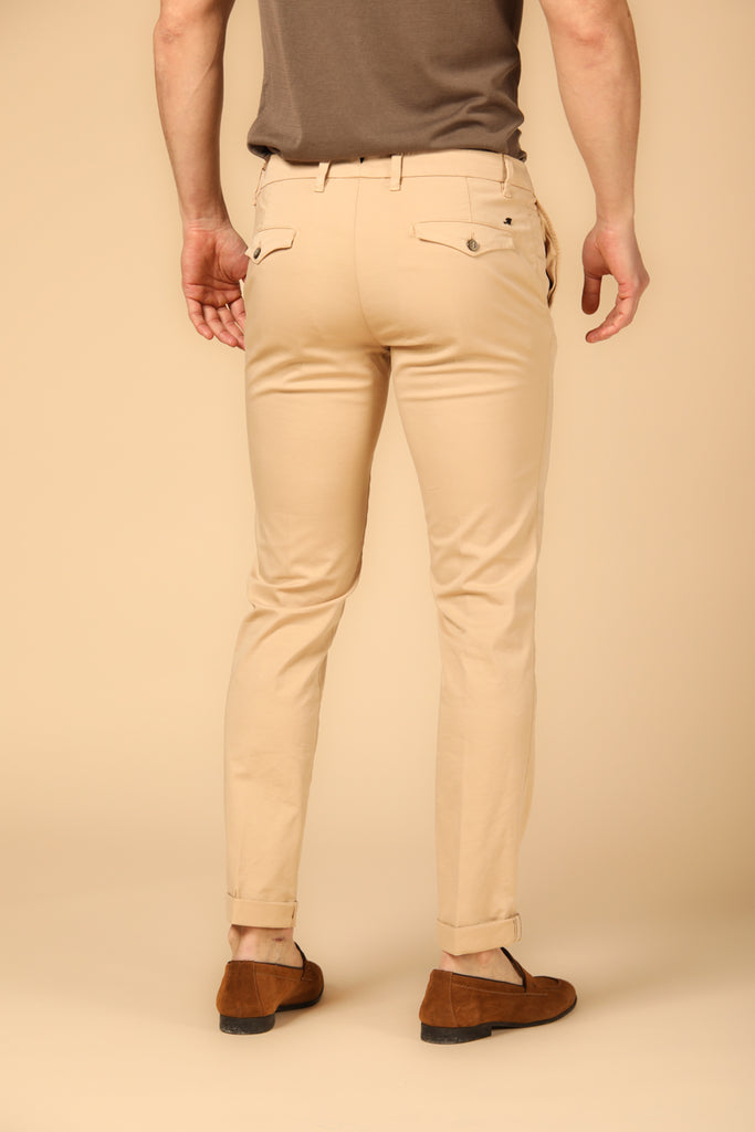 immagine 4 di pantaloni chino uomo modello New York City di colore kaki scuro, regular fit di Mason's