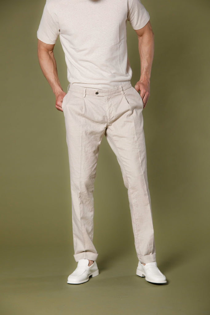 Immagine 2 di pantalone chino uomo in lino e cotone colore stucco con microfantasia modello Genova Style di Mason's