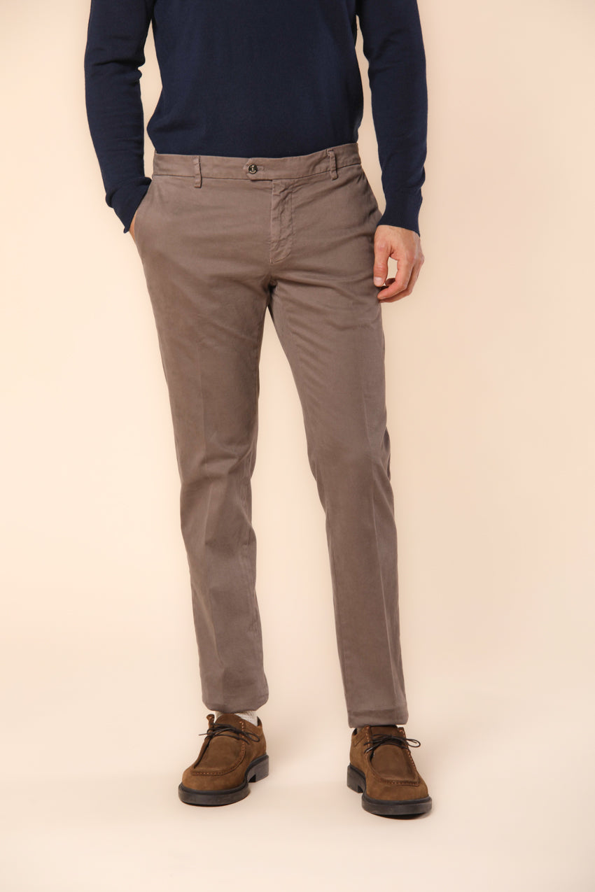 New York Times men's chino pants in gabardine with tailoring details regular fit