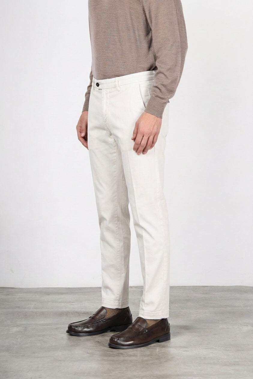 New York pantalón chino de hombre en gabardina stretch regular fit ①