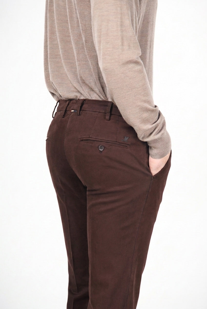 New York men’s chino pants in stretch gabardine with regular fit ①
