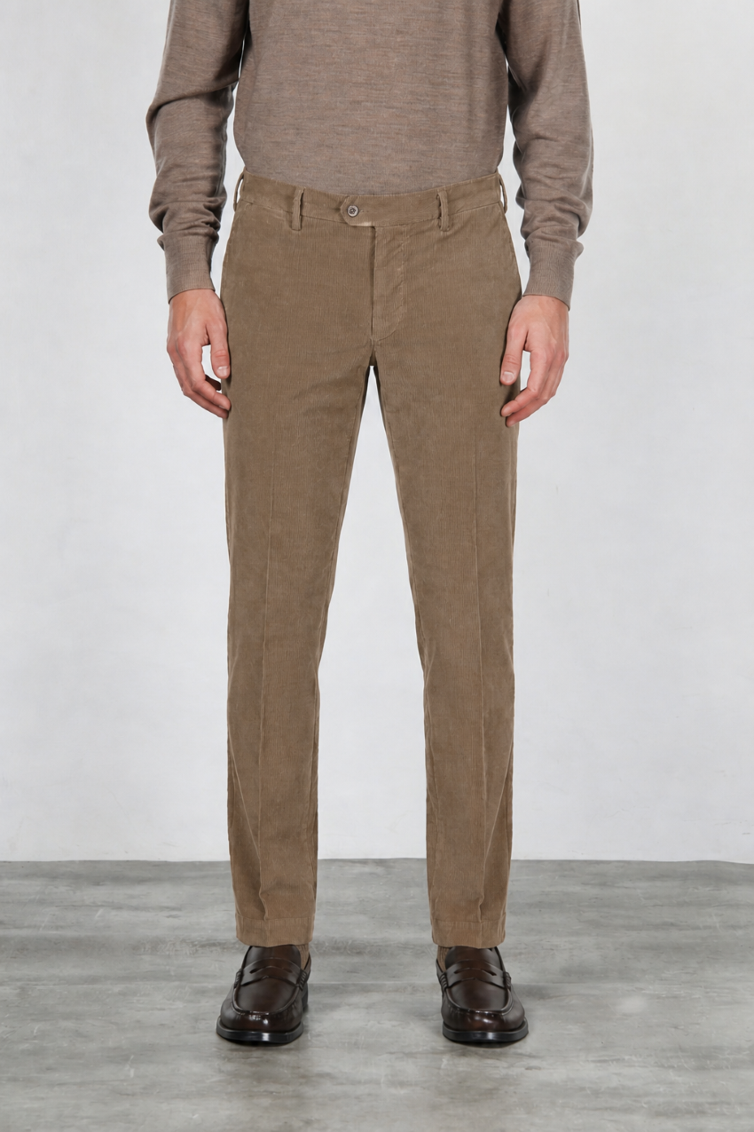 New York Chinohose für Herren aus stretchigem 2000-Rippen-Samt mit regular fit ①
