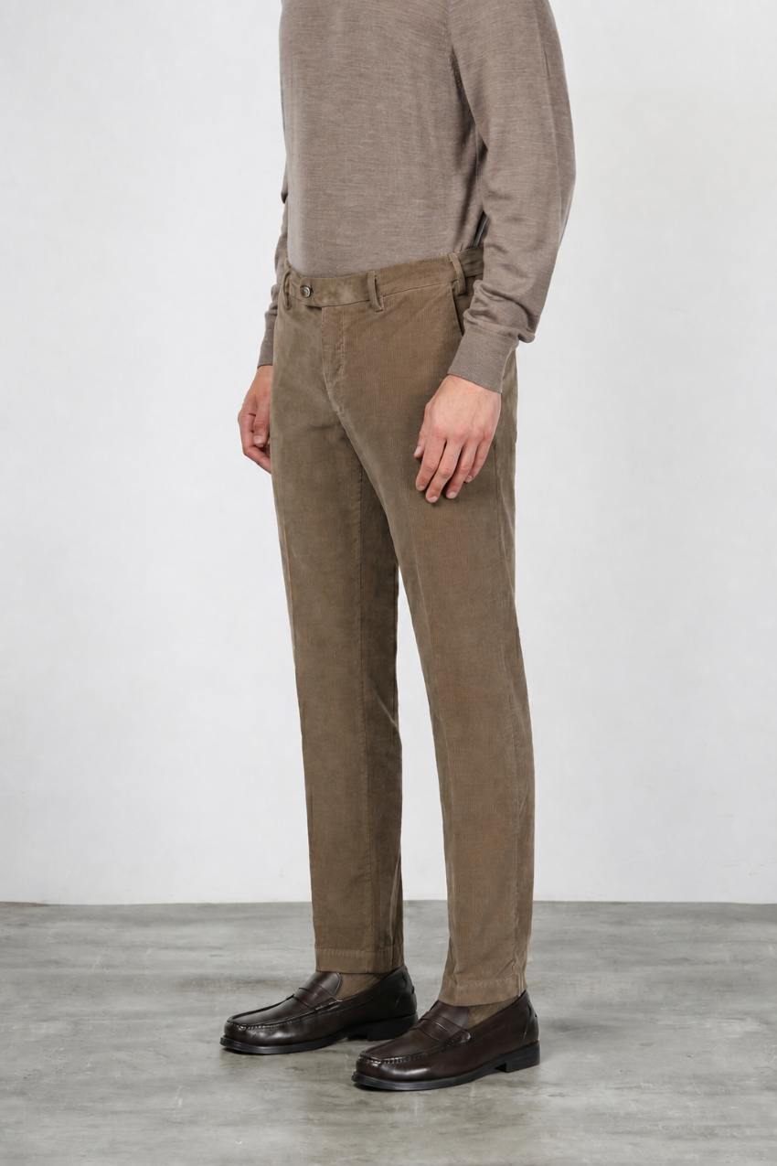 New York Chinohose für Herren aus stretchigem 2000-Rippen-Samt mit regular fit ①
