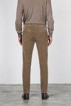 New York Chinohose für Herren aus stretchigem 2000-Rippen-Samt mit regular fit ①

