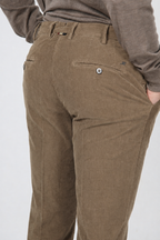New York Chinohose für Herren aus stretchigem 2000-Rippen-Samt mit regular fit ①
