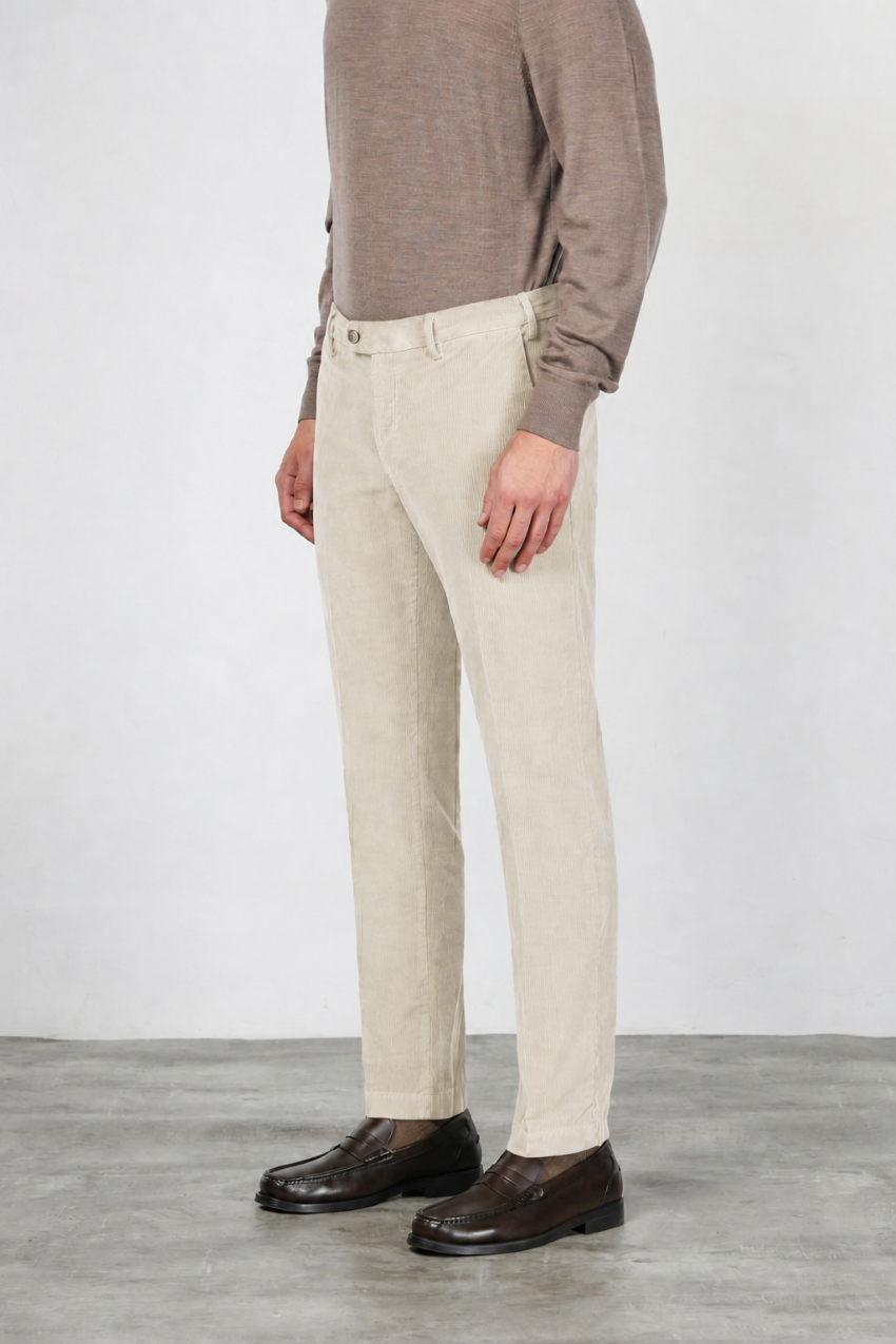 New York Chinohose für Herren aus stretchigem 2000-Rippen-Samt mit regular fit ①
