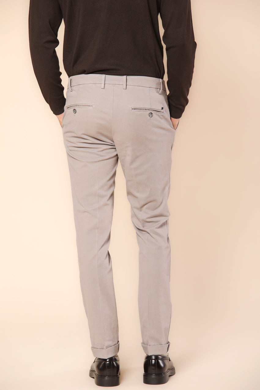 Milano pantalón chino hombre en gabardina stretch ajuste extra slim ①