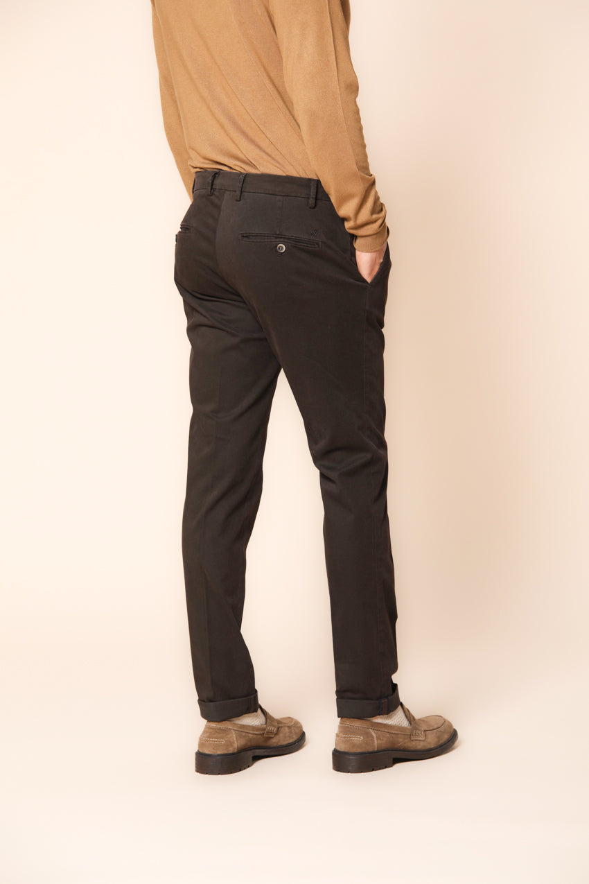 Milano pantalón chino hombre en gabardina stretch ajuste extra slim ①