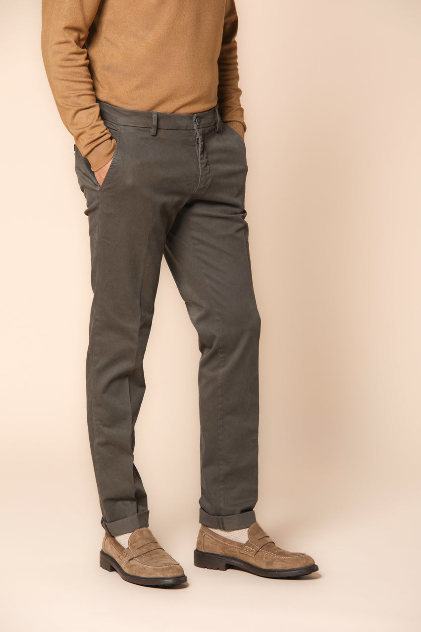 Milano pantalón chino hombre en gabardina stretch ajuste extra slim ①