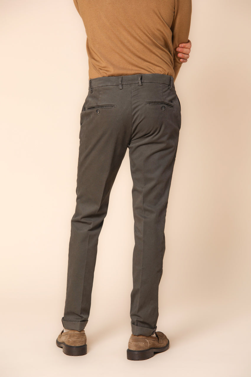 Milano pantalón chino hombre en gabardina stretch ajuste extra slim ①