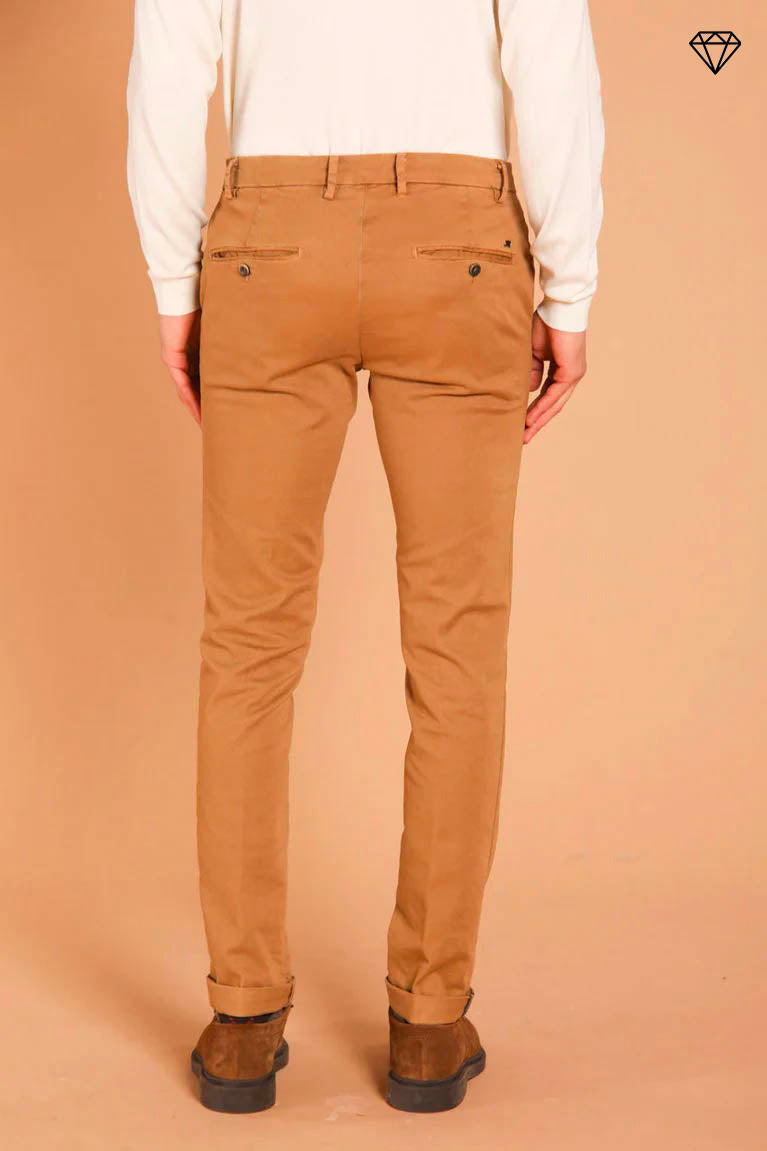 Milano pantalón chino hombre en gabardina stretch ajuste extra slim ①