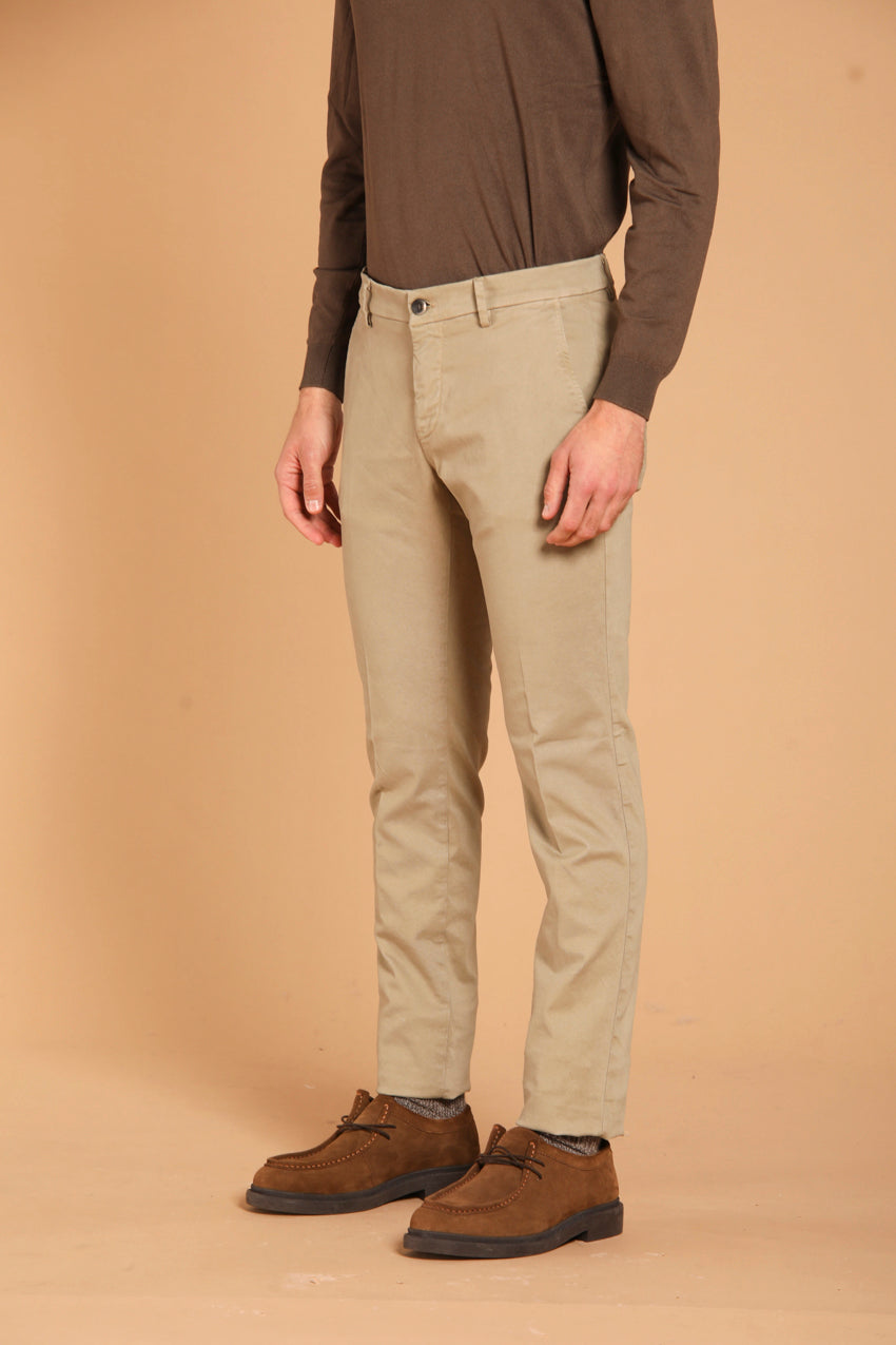 immagine 3 di pantalone chino uomo modello Milano Style in gabardina stretch, di colore kaki, fit extra slim di Mason's