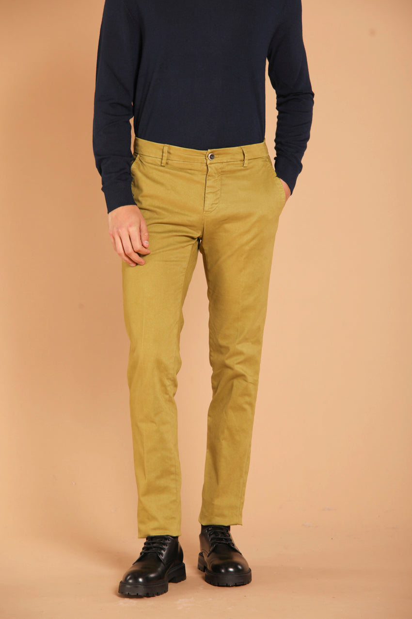 immagine 2 di pantalone chino uomo modello Milano Style di colore verde acido, fit extra slim di Mason's