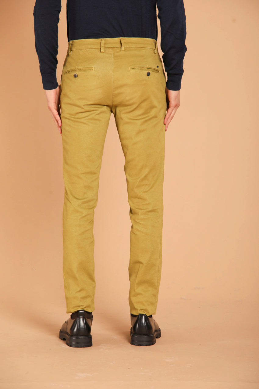 immagine 5 di pantalone chino uomo modello Milano Style di colore verde acido, fit extra slim di Mason's