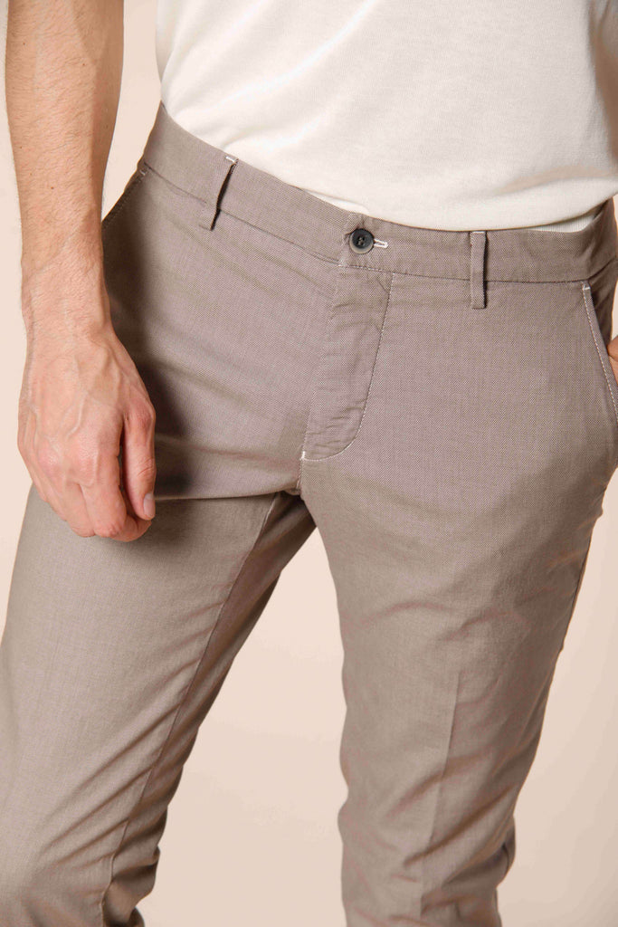 Immagine 2 di pantalone chino uomo in cotone color stucco con trama occhio di pernice modello Milano Style di Mason's