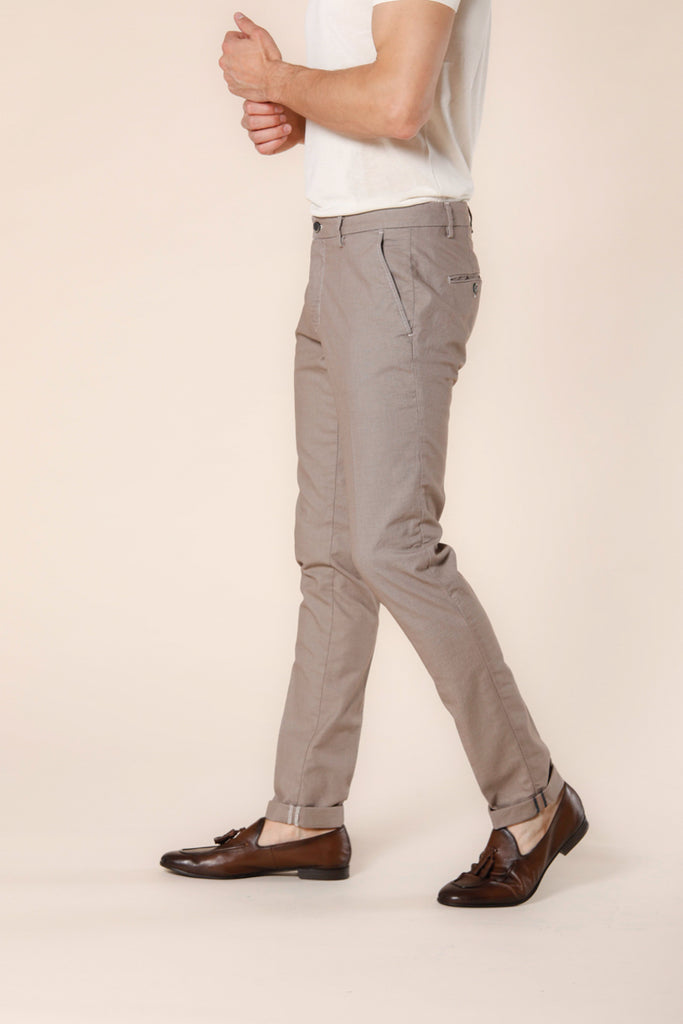 Immagine 5 di pantalone chino uomo in cotone color stucco con trama occhio di pernice modello Milano Style di Mason's