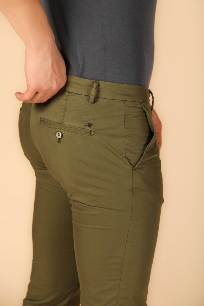 immagine 3 di pantalone chino uomo modello Milano Style in verde extra slim fit di Mason's