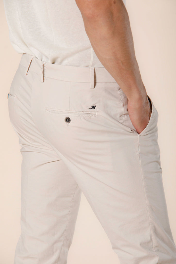 Immagine 3 di pantalone chino uomo in gabardina stretch color stucco modello Milano Style di Mason's