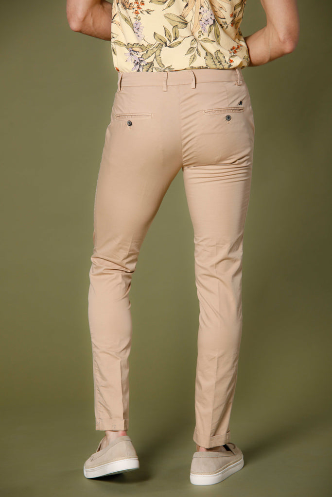 Immagine 3 di pantalone chino uomo in gabardina stretch color kaki scuro modello Milano Style di Mason's