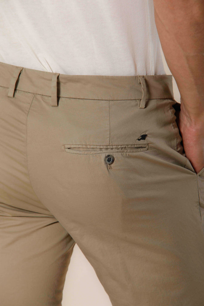 Immagine 2 di pantalone chino uomo in gabardina stretch color kaki modello Milano Style di Mason's