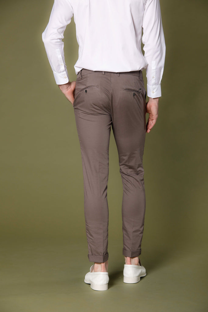 Immagine 3 di pantalone chino uomo in gabardina stretch color marroncino modello Milano Style di Mason's