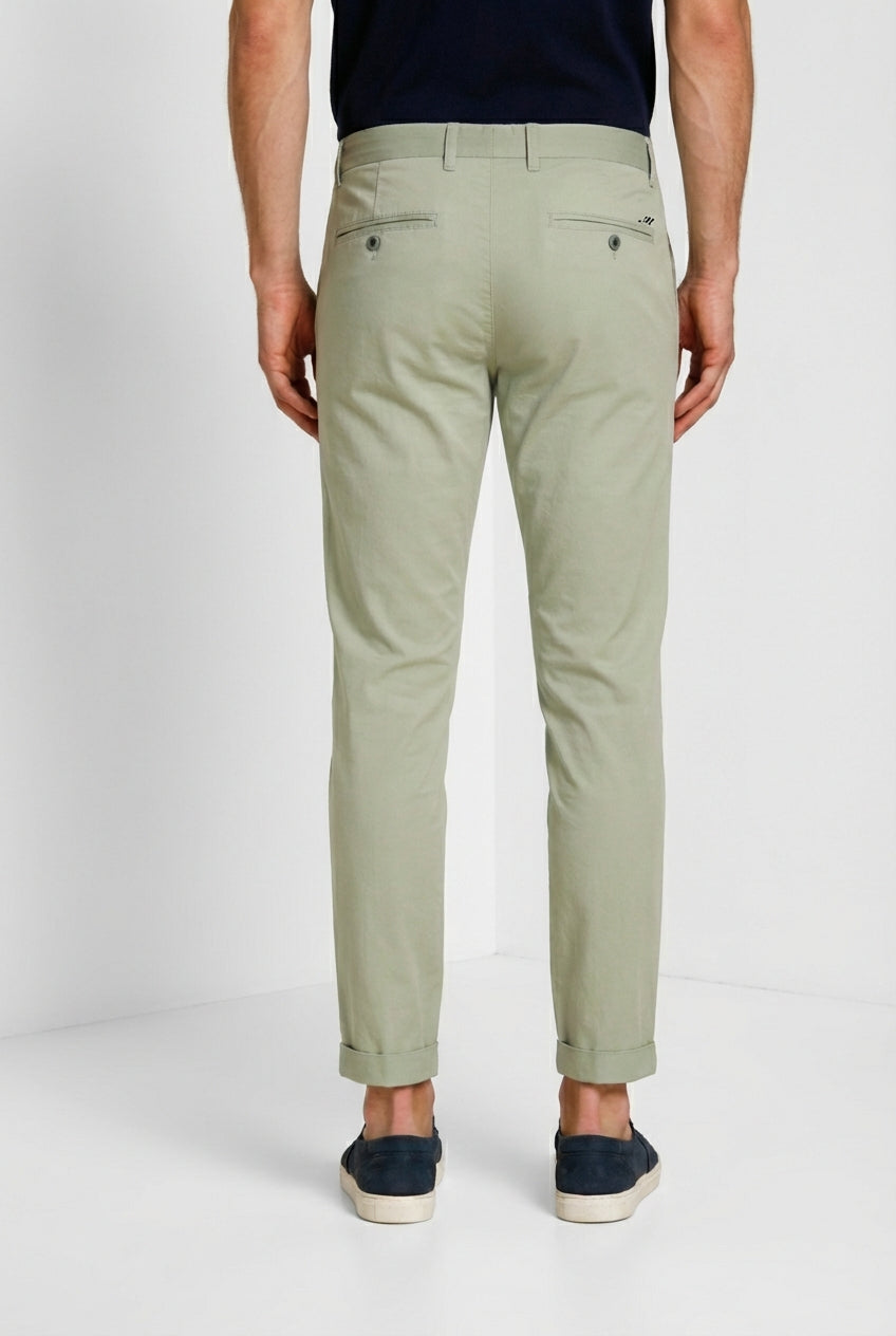 Milano pantalón chino hombre en gabardina stretch extra slim fit ①