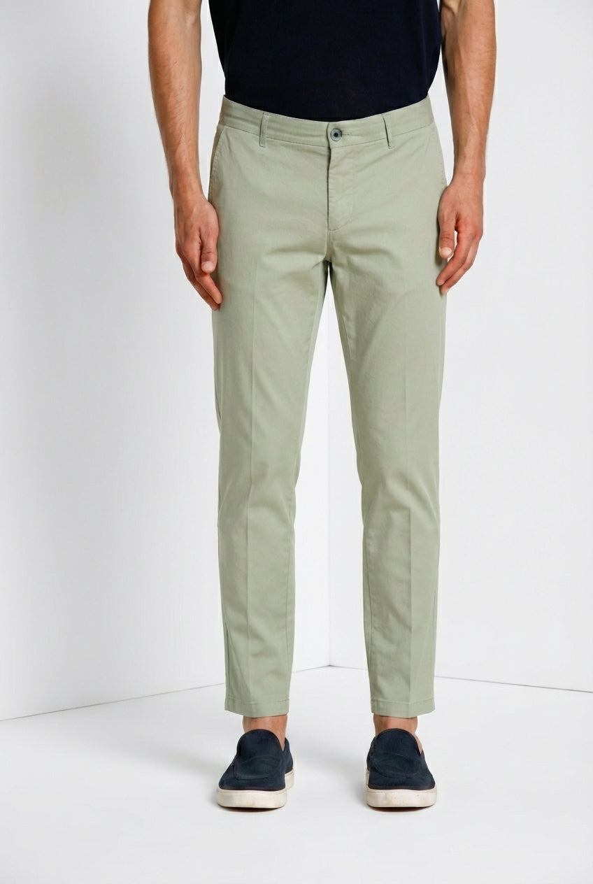 Milano pantalón chino hombre en gabardina stretch extra slim fit ①