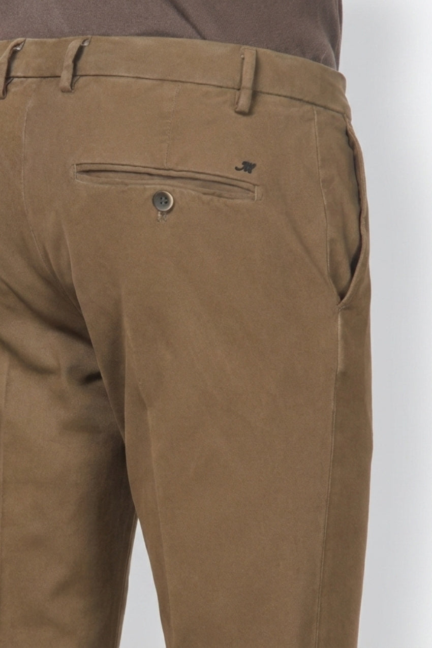 Milano pantalón chino hombre en gabardina stretch, corte extra slim ①