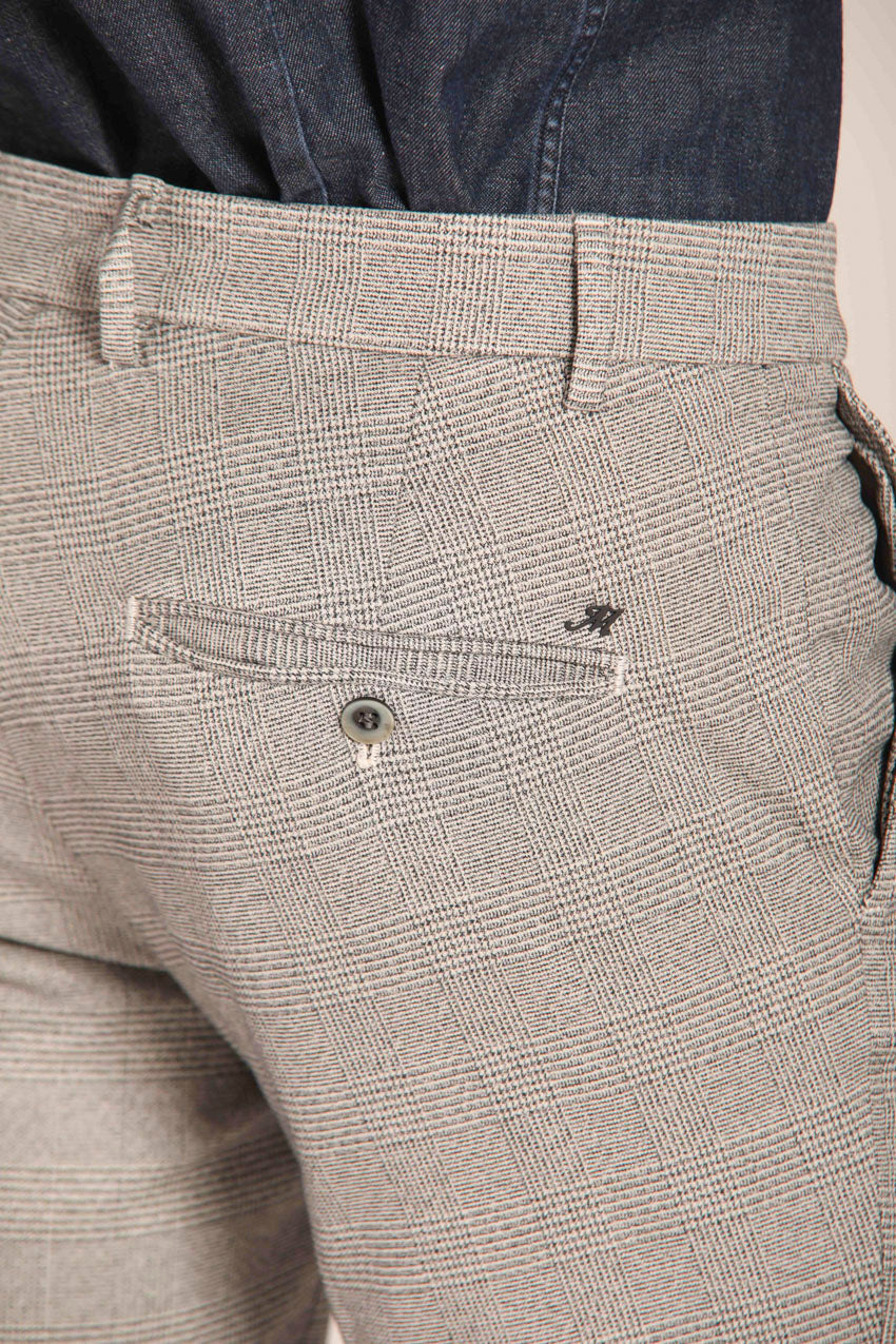 immagine 4 di pantalone chino uomo modello Milano Style con pattern galles sfumato, di colore stucco, fit slim di Mason's