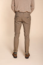 Foto 5 Milano pantalone chino uomo in gabardina stretch con microfantasia extra slim fit