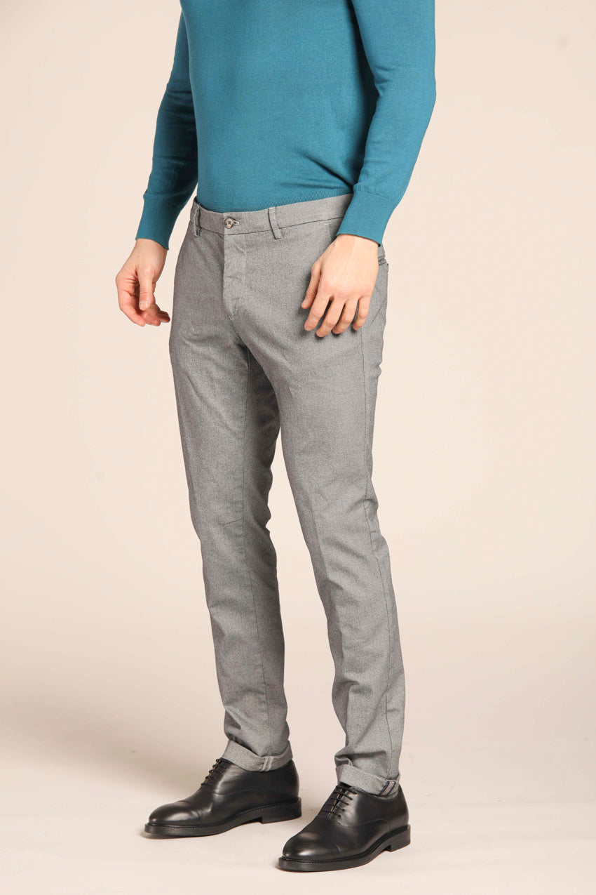 immagine 4 di pantalone chino uomo modello Milano Style con microfantasia, di colore grigio, fit extra slim di Mason's