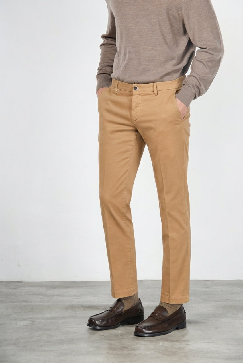 Milano pantalon chino homme en gabardine stretch extra slim fit ①
