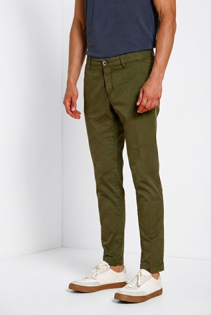 Milano pantalón chino hombre en gabardina stretch extra slim fit ①