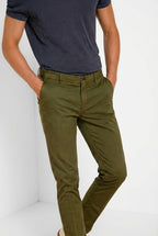 Milano pantalón chino hombre en gabardina stretch extra slim fit ①